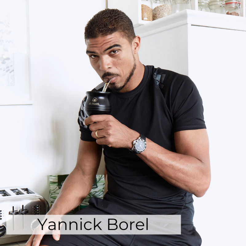 Yannick Borel, champion du monde d'escrime, en train de boire un maté dans sa calebasse noire La Bombilla